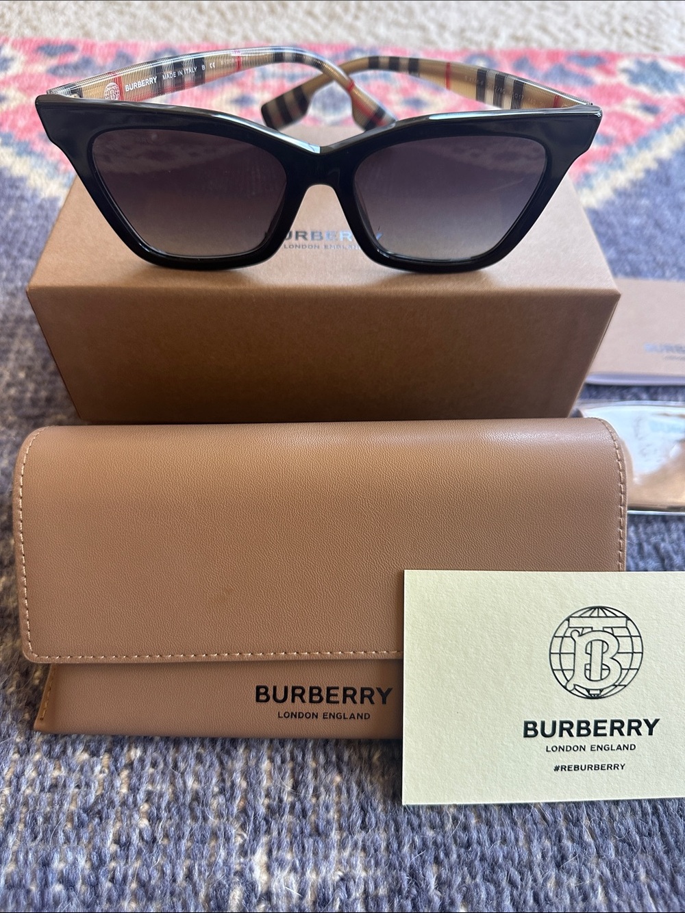 Burberry Black Cat-Eye ELSA with light grey Gradient Lenses BE4346